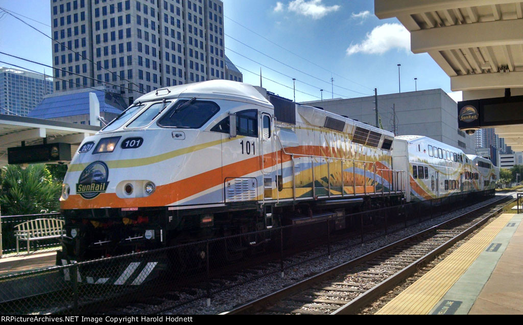 CFRC 101 leads the late morning train northbound